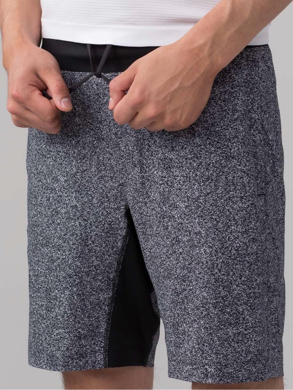 Lululemon Men’s T.H.E. Short *Luxtreme Liner 9"
Pinweave Alpine White Black S